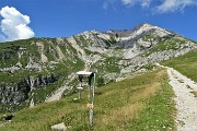 96 Il sent. 222 si congiunge al 221 che scende al parcheggio d'Alpe Arera